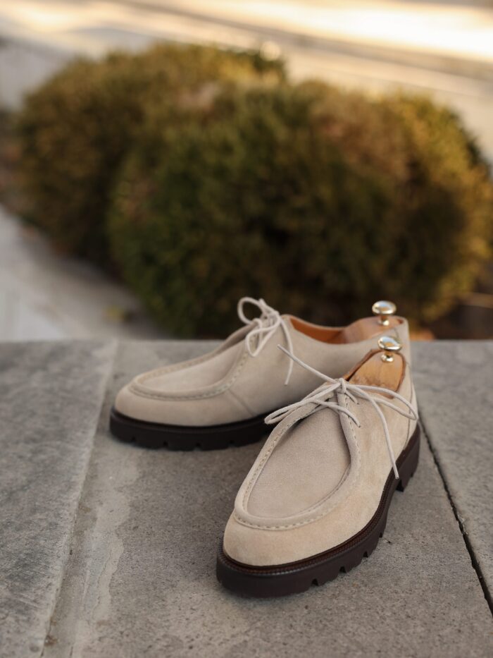 Athens <p>Men’s light cream calf suede Wallabee shoes</p>
