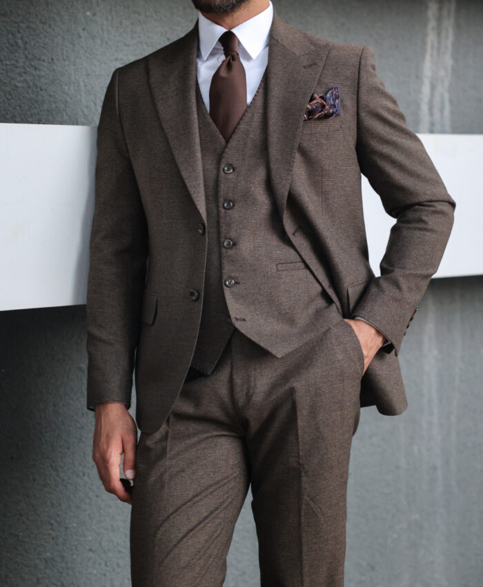 Diggers Place Slim fit brownmen’s three piece suit with peak lapels