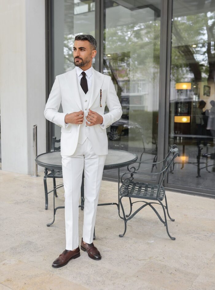 Tappers Hall <p>Tailored slim fit white three piece men’s suit with peak lapels</p>
