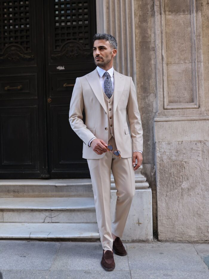 London Road <p>Slim fit plain all cream men’s three piece suit with peak lapels</p>